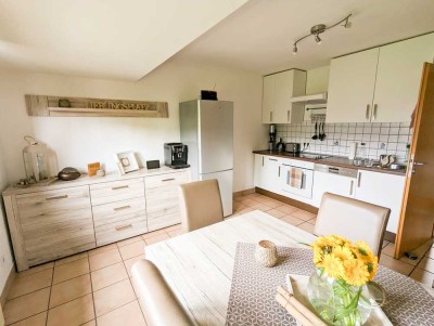 Gepflegte Dachgeschosswohnung im Mehrfamilienhaus mit Garage