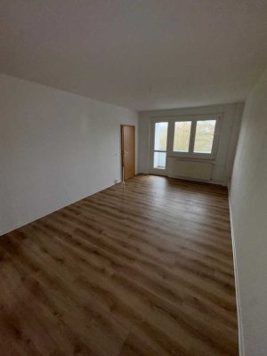 Helle geräumige 4-Raum-Wohnung mit Wannenbad, Balkon, Keller