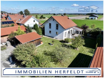 Neuwertiges Einfamilienhaus mit großem Garten in wunderschöner Ortsrandlage - sofort bezugsfrei