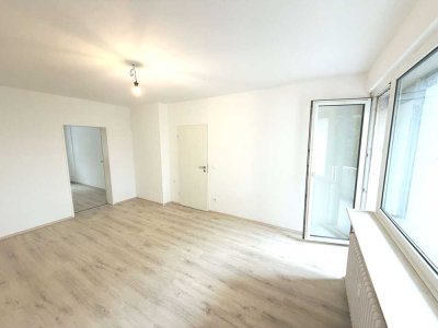 Helle, vollständig sanierte 2,5 Zimmer Wohnung mit Balkon; für Singles u. Paare