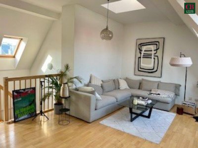 Wohnen über den Dächern – lichtdurchflutete Dachgeschosswohnung mit Fernblick und Terrasse