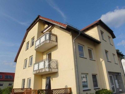 Süße 2-Zimmer-Dachwohnung mit Balkon, Laminatboden, Badewanne und Einbauküche optional