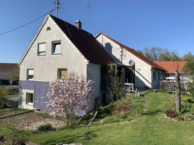 Ehemaliges Bauernhaus mit Scheune und großem Grundstück, renovierungsbedürftig