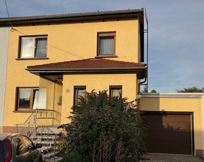 Charmante Doppelhaushälfte in ruhiger Lage von Schmölln – sofort bezugsfertig mit Garten & Garage