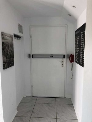 Stilvolle, vollst. renovierte 2-Zimmer-Dachgeschosswohnung mit Balkon und EBK