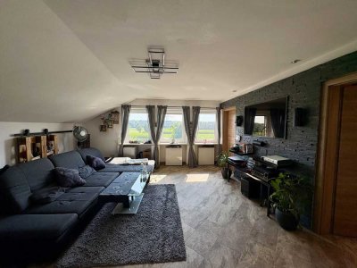 Moderne 3 Zimmer DG Wohnung mit Garten und Garage