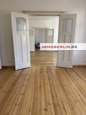 IMMOBERLIN.DE - Exzellente Altbauwohnung mit generösem Grundriss, Balkon & Pkw-Stellplatz