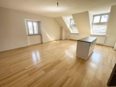Geräumige Dachgeschoßwohnung in der Grazer Innenstadt zu mieten!