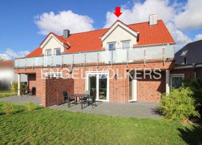 WOHNEN IM GRÜNEN: DOPPELHAUSHÄLFTE MIT RAUM FÜR GEMEINSAMES LEBEN UND RÜCKZUG