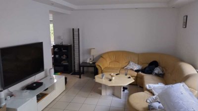 Single-Wohnung! Vollmöblierte Souterrain-Wohnung mit 2 Zimmern Bett Couch Schränken und Einbauküche