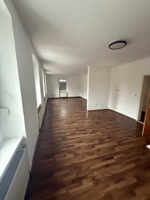 Großzügige, neu renovierte 7-Zimmer-Wohnung mit Terrasse – ideal für Familien