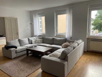 Gut geschnittene 4ZKB Wohnung mit EBK in zentraler Lage, WG geeignet