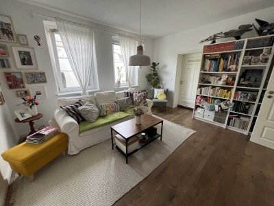 Stilvoll sanierte 4 Zi-Altbauwohnung mit EBK, Natursteinbad & alleiniger Gartennutzung
