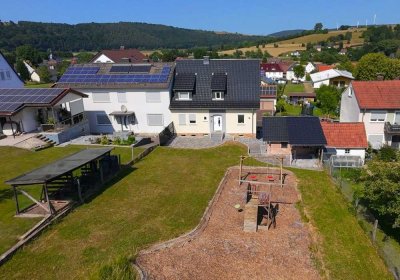 Doppelhaushälfte mit 2 Wohneinheiten und großem Garten in Heimboldshausen !