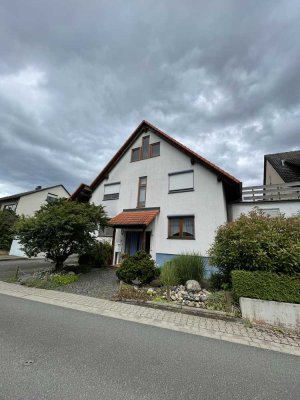 Geräumige, geschmackvolle und vollst. renovierte 5-Zimmer-Maisonette-Wohnung mit lux. Innenausstattu