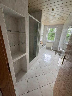 3 Zimmerwohnung mit Dusche und Badewanne, Parkplatz, Garten, Waschkeller