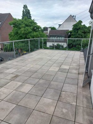 Schöne 2 Zimmer-DG-Wohnung mit grosser Terasse in Düsseldorf-Flehe