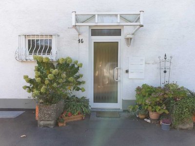 Stilvolle, gepflegte 3-Zimmer-Erdgeschosswohnung mit geh. Innenausstattung mit Balkon und EBK