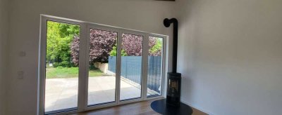 Neubau-Erstbezug: sehr schöne Wohnung, mit Wärmepumpe, PV-Anlage, Kamin, Sonnenterrasse, Garten