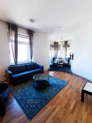 Großzügige 3,5-Zimmer-Altbauwohnung mit hellem Erker, Einbauküche & Balkon