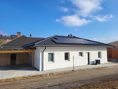 SCHNELLBEZUG! Exklusiver Neubau Bungalow mit XL-Terrasse, Erstbezug, Photovoltaikanlage &amp; Doppelcarport in Ampflwang am Hausruck