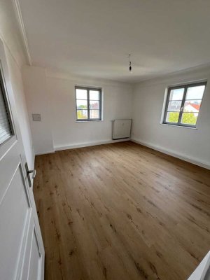 Frisch renovierte 4 Zimmer DG Wohnung