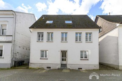 Gepflegtes Mehrfamilienhaus + Lagerhalle/Garage
- zentrale Lage -