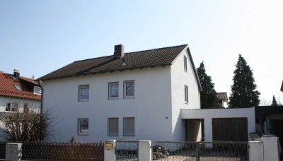 ZWEIFAMILIENHAUS MIT SCHÖNEM GARTEN UND AUSBAUPOTENZIAL
