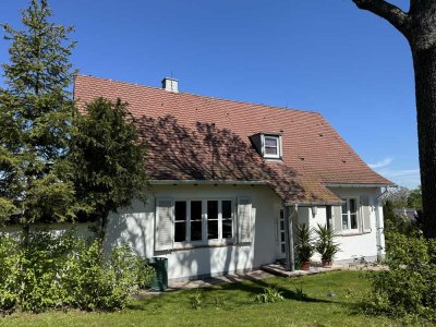 Charmantes freistehendes Einfamilienhaus mit großem Garten in schöner Aussichtslage in Gerlingen
