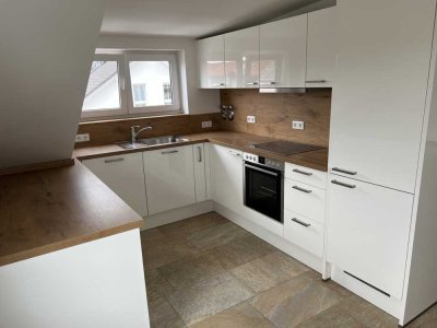 Charmante, helle und ruhige 2,5 Zimmer Dachgeschoss Wohnung mit Blick ins Grüne