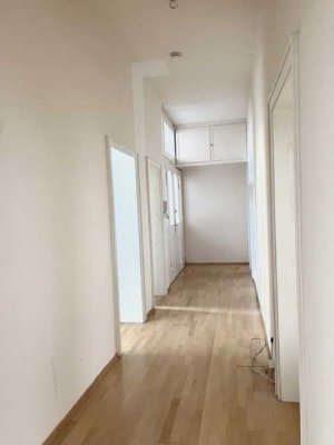 Geräumige 4-Zi-Whg mit hohen Räumen und großer Terrasse,  zentral gelegen, WG-geeignet