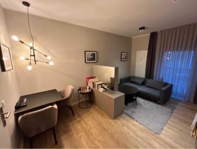 Im Zentrum von Wiesbaden: Möblierte 2-Zimmer-Wohnung mit Einbauküche