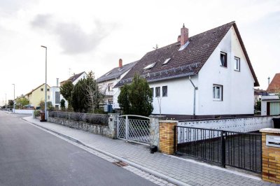 Charmantes Zweifamilienhaus in Raunheim: Raum für Familie und Kreativität