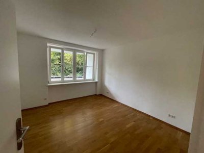 Stilvolle, sanierte 2-Zimmer-Wohnung mit Balkon und Einbauküche in Hannover