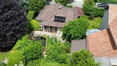 Unterkellertes Einfamilienhaus mit Schwimmteich in ruhiger Villenlage