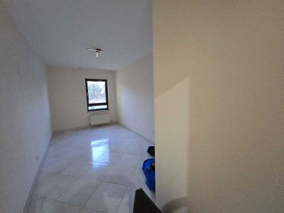 Vollständig renovierte 3-Zimmer-Wohnung mit Loggia und Einbauküche in Mannheim