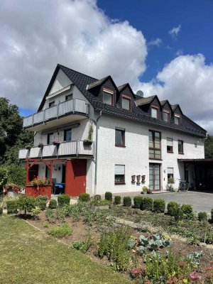 "Fast wie im Adlerhorst" 4-Zimmer Dachgeschoss mit Balkon im 3-Familienhaus in Taunusstein-Wehen