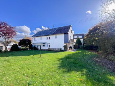 Mehrgenerationenhaus mit Nebengebäude auf großem Areal in Flammersfeld.