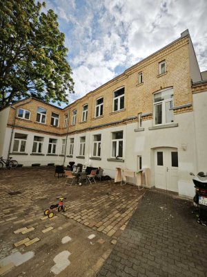 Geräumige 4 Raum Wohnung mit Tageslichtbad im Hinterhaus