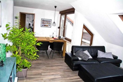 Attraktive 2 1/2 Zimmer DG-Wohnung in ruhiger Lage mit Loggia