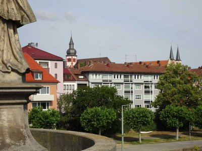 An der Alten Mainbrücke mit phantastischem Blick auf die Stadt !