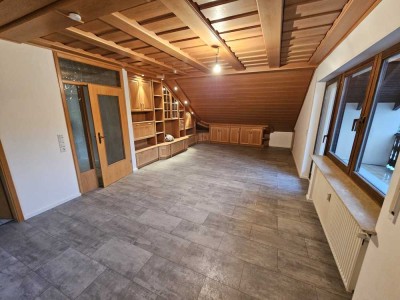 Ansprechende 3-Zimmer-DG-Wohnung mit EBK und Balkon in Retzstadt