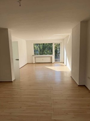 Lichtdurchflutete 3-Raum-Wohnung mit zwei Balkone in Duisburg Uni Nähe