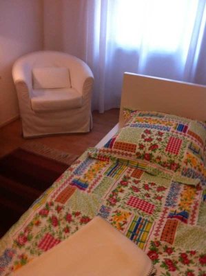 Vollmöblierte, neuwertige 2-Zimmer-Erdgeschosswohnung mit EBK in Amberg