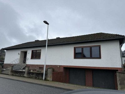 Einfamilienwohnhaus mit 2 Garagen und Wintergarten