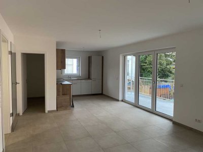 Neuwertige Wohnung mit zweieinhalb Zimmern sowie Balkon und EBK in Eggenfelden