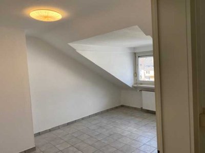 Möblierte Helle 2-Zimmer Dachgeschosswohnung in Bonn-Zentrum zu vermieten