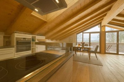 Lichtdurchflutete 3-Zimmer- Dachgeschosswohnung mit Balkon und weitem Bergblick – dem See ganz nah!