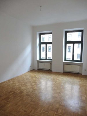 GERÄUMIGE 2 RAUM WOHNUNG MIT PARKETT, BAD MIT ECKWANNE, BALKON UND AUFZUG **WE 5**