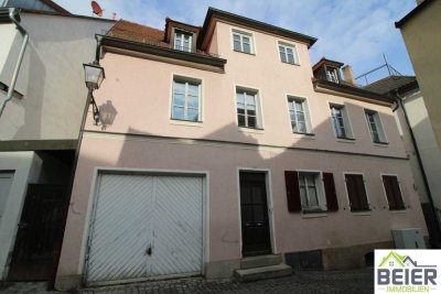 Gut vermietetes Zweifamilienhaus mit Garage in Zentrumslage